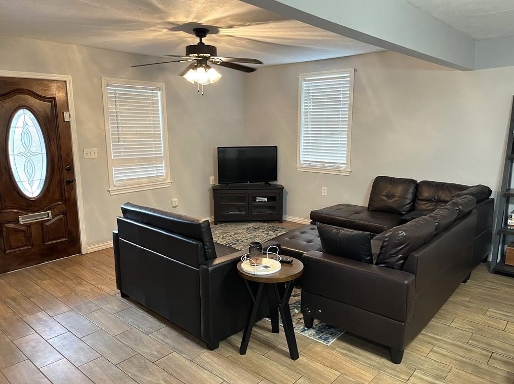 305 Lockwood Dr, Houston, TX 77011