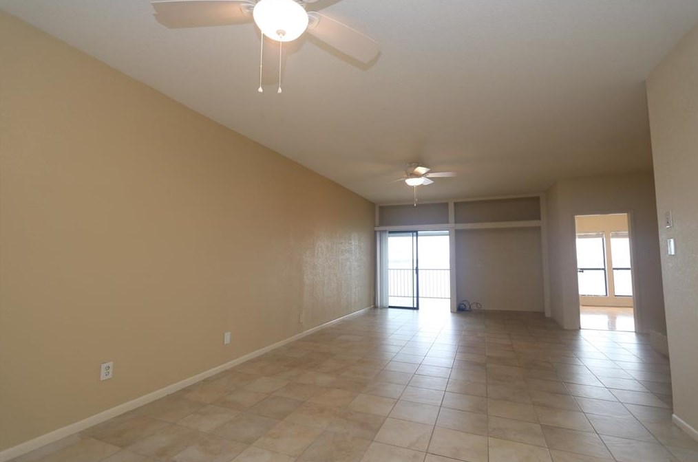 4001 Nasa Pkwy #303, Taylor Lake Village, TX 77586