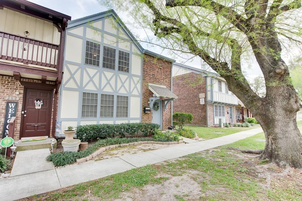2210 Triway Ln, Houston, TX 77043-2105