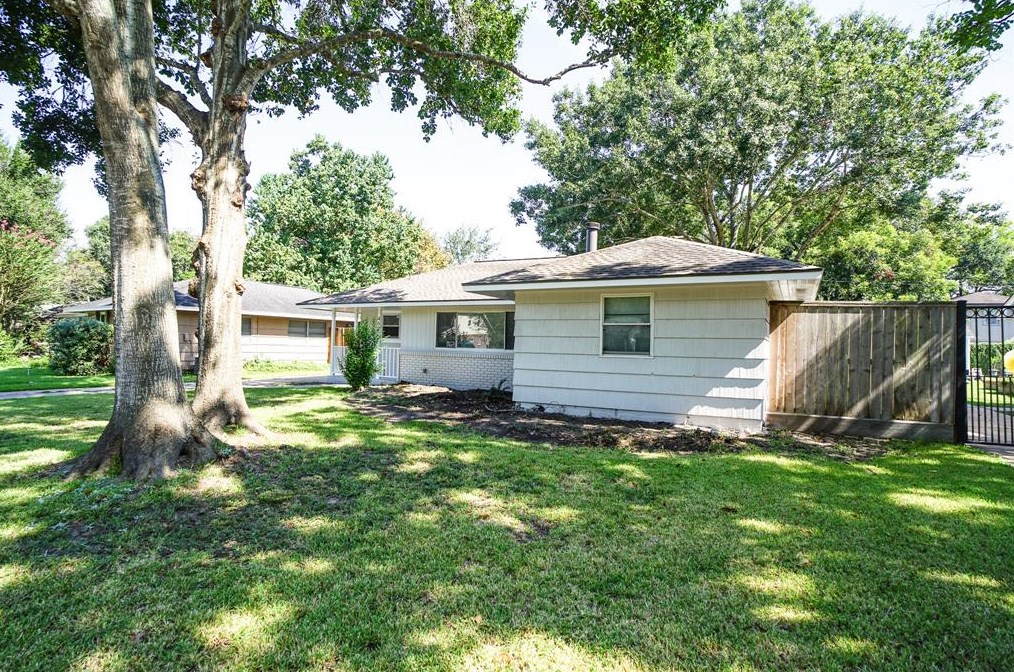 4822 Kingfisher Dr, Houston, TX 77035-4922