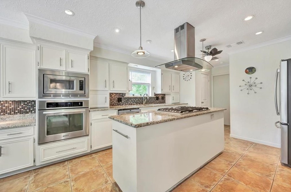 3811 Glenmeade Dr, Houston TX  77059-6004 exterior
