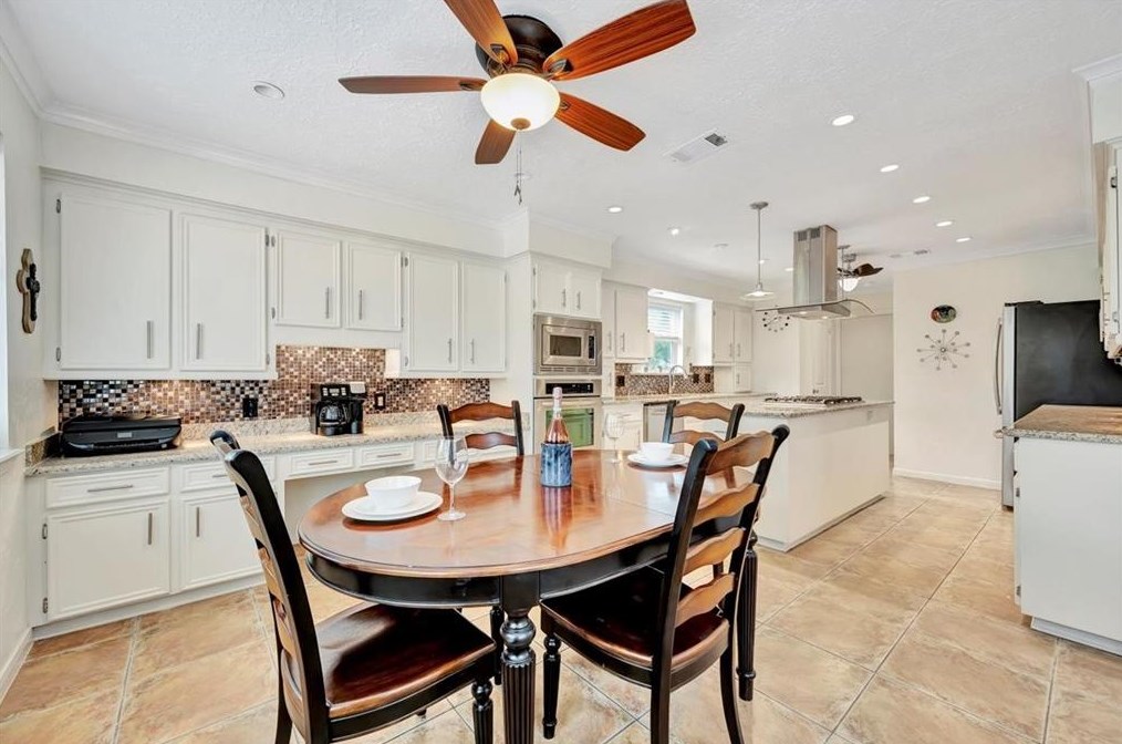 3811 Glenmeade Dr, Houston TX  77059-6004 exterior