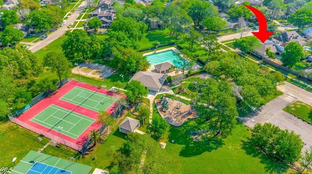 3811 Glenmeade Dr, Houston TX  77059-6004 exterior