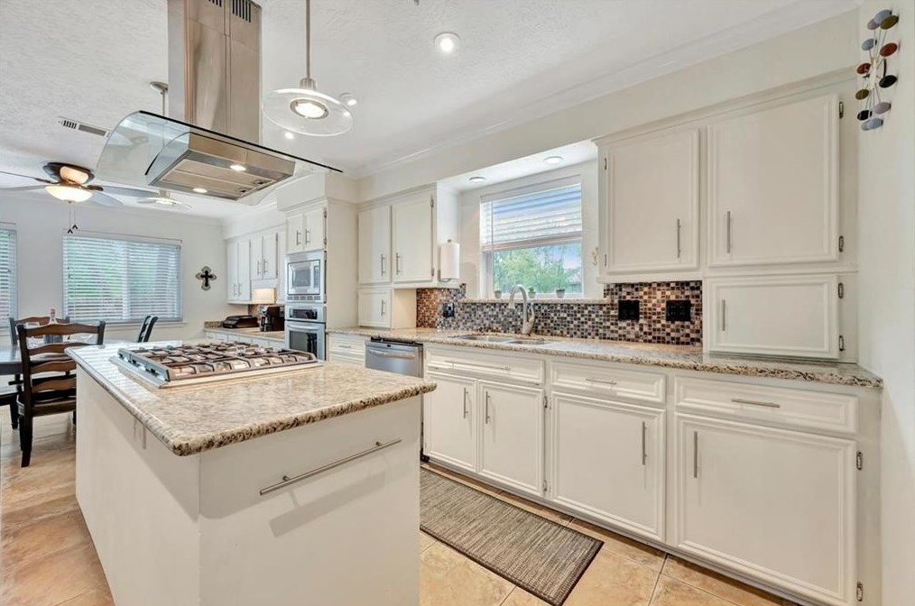 3811 Glenmeade Dr, Houston TX  77059-6004 exterior