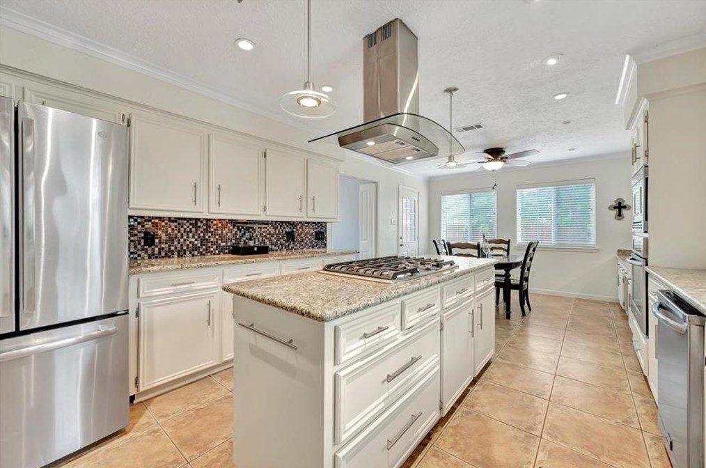 3811 Glenmeade Dr, Houston TX  77059-6004 exterior