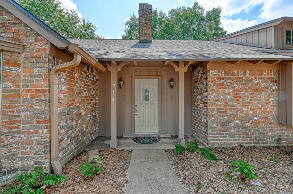 2734 Durban Dr, Houston TX  77043-1702 exterior