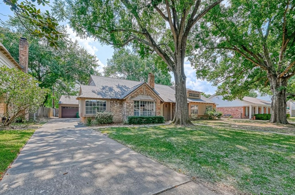 2734 Durban Dr, Houston, TX 77043