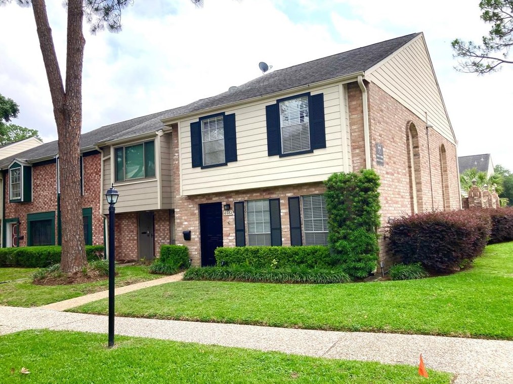 10282 Briar Forest Dr, Houston, TX 77042-2405