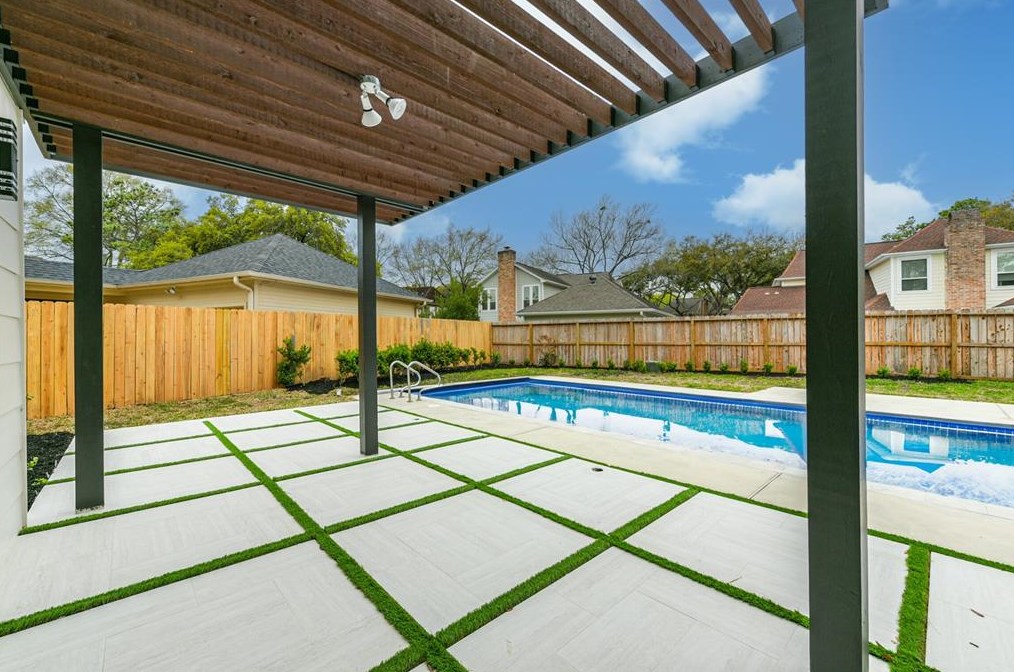 502 Lee Shore Ln, Houston, TX 77079-2542