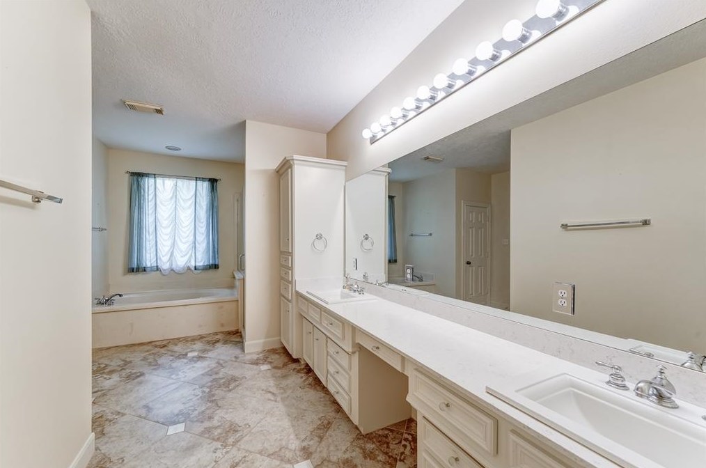 32711 Waltham Xing, Fulshear TX 77441-4205 exterior