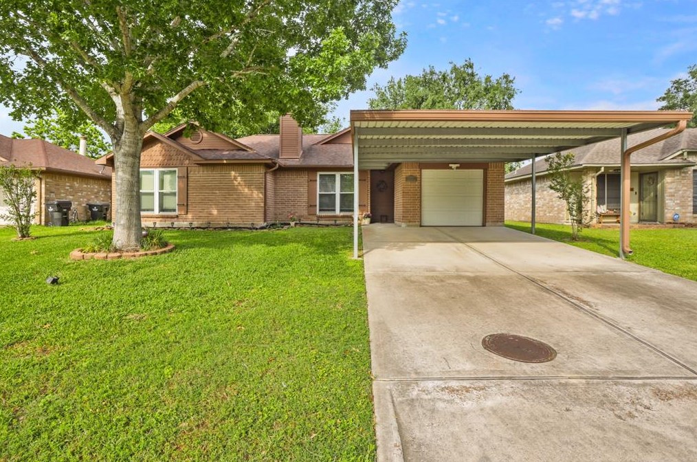 2704 Mockingbird Dr, Alvin, TX 77511-6914