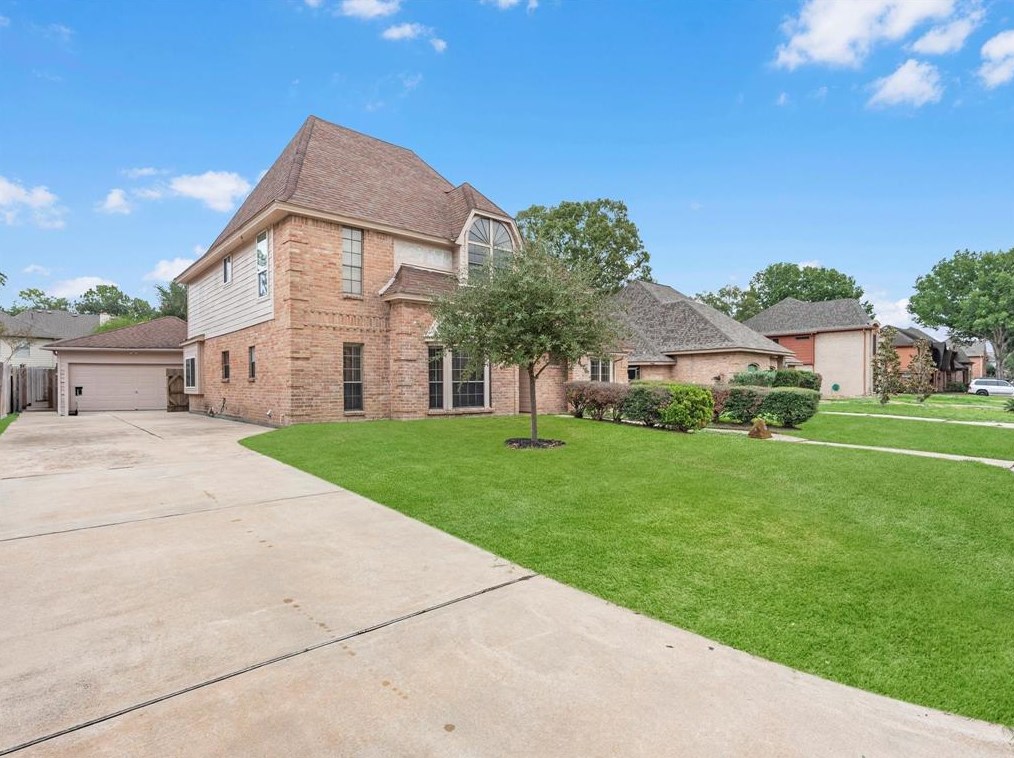 14822 Alderwick Dr, Sugar Land, TX 77498