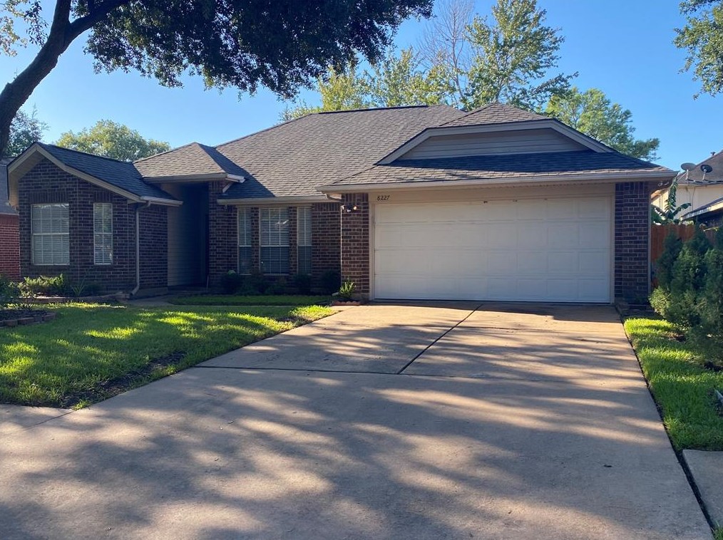 8227 Summertree Dr, Houston, TX 77040-1638