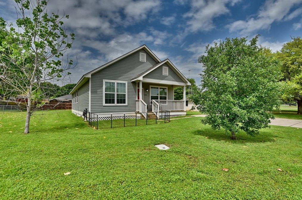 1102 Prairie Lea St, Brenham, TX 77833