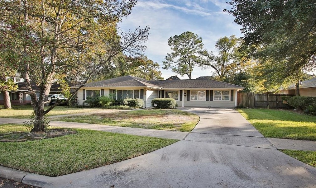 4809 Saxon St, Bellaire, TX 77401