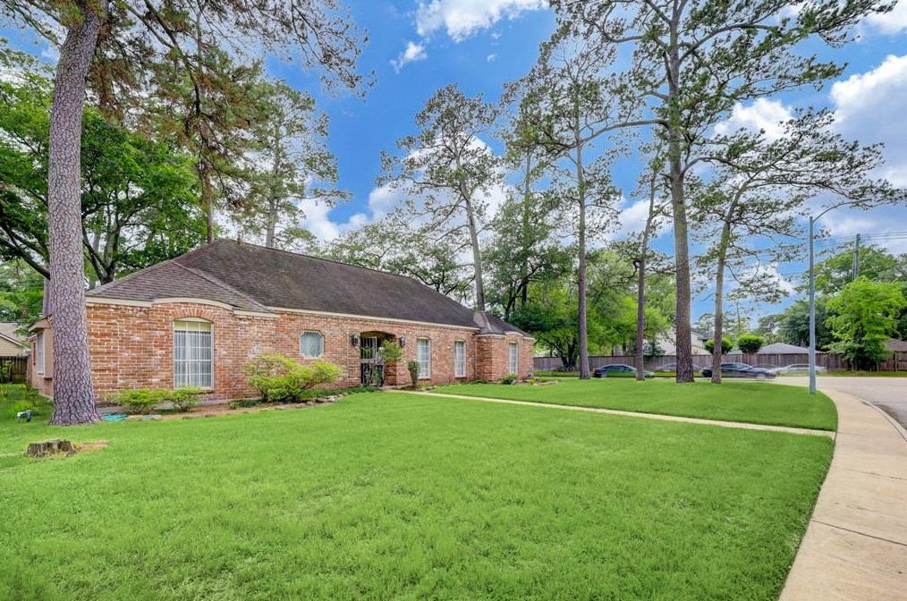 12227 Broken Bough Dr, Houston, TX 77024-4217