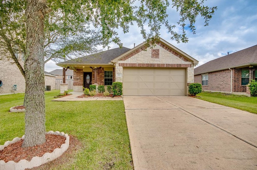3313 Trail Hollow Dr, Pearland, TX 77584