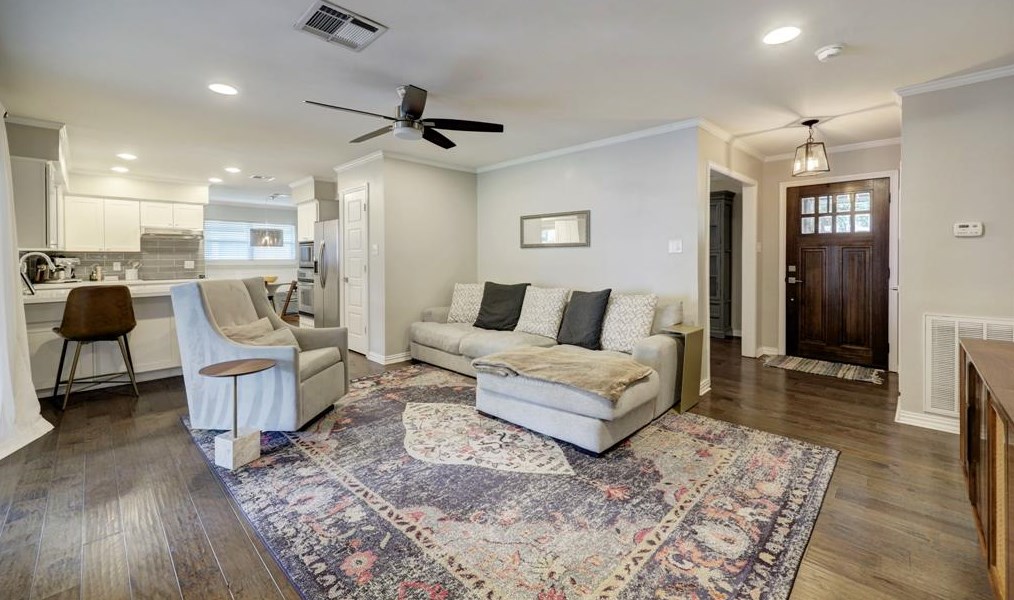 6131 Hurst St, Houston, TX 77008-6332