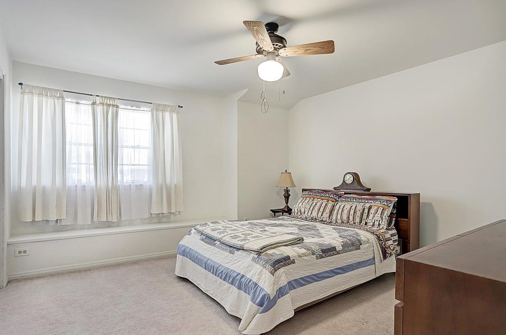 5615 Yarwell Dr, Houston TX  77096-3921 exterior