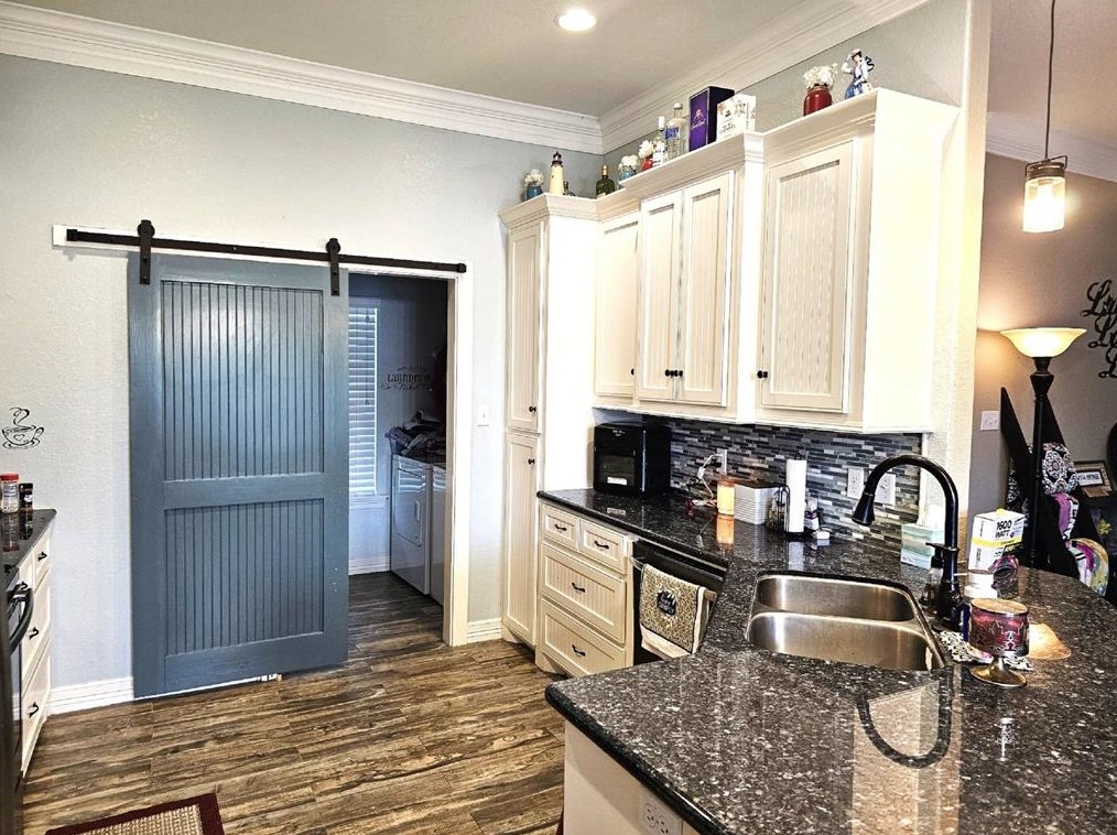 1056 Longhorn Trl, Angleton, TX 77515-9071