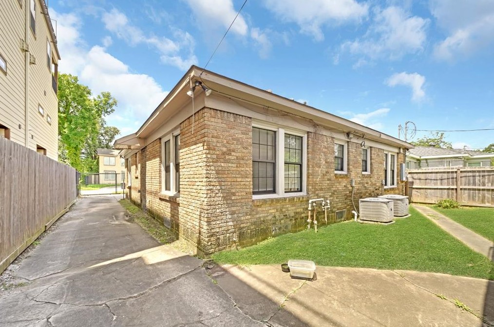 2915 Isabella St, Houston TX 77004-5451 exterior