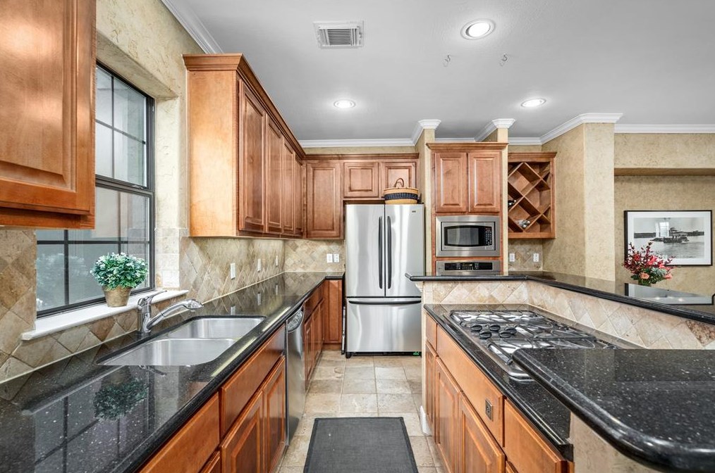 1017 Gross St, Houston TX  77019-3711 exterior