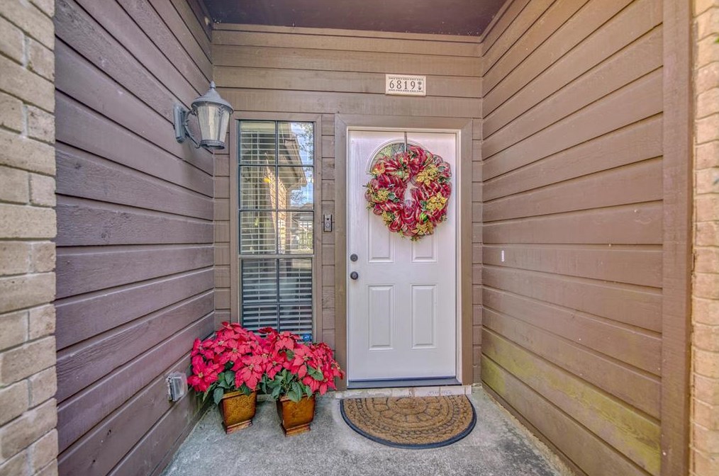 6819 White Tail Dr, Spring TX  77379-4172 exterior
