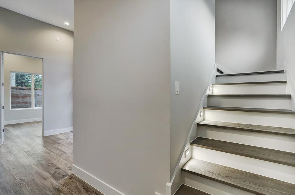 2432 Nantucket, Houston TX  77057-1906 exterior