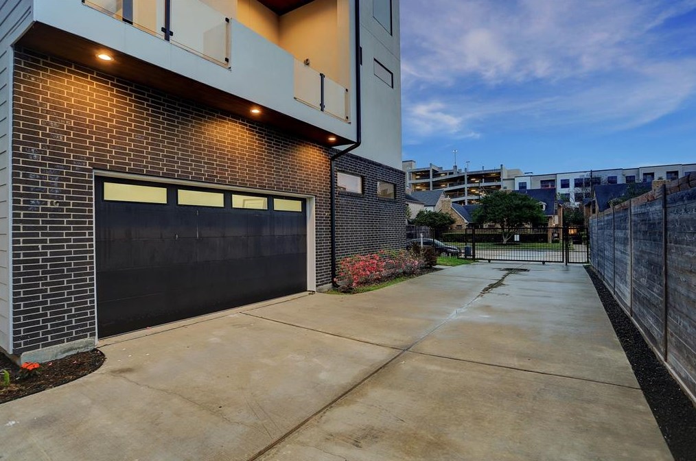 2432 Nantucket, Houston TX  77057-1906 exterior