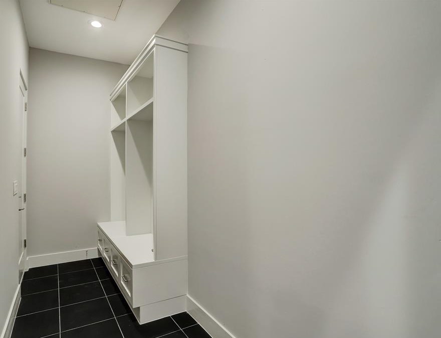 2432 Nantucket, Houston TX  77057-1906 exterior