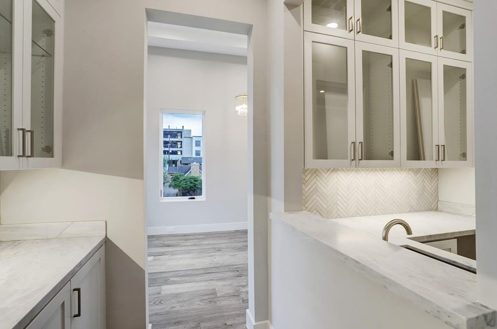 2432 Nantucket, Houston TX  77057-1906 exterior