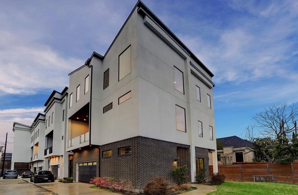 2432 Nantucket, Houston TX  77057-1906 exterior