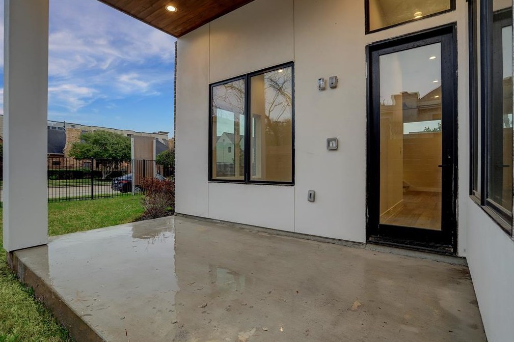 2432 Nantucket, Houston TX  77057-1906 exterior