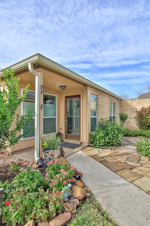 8327 Wind Willow Dr, Houston TX  77040-1446 exterior