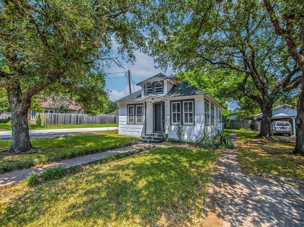 319 N Cochran St, Bellvue, TX 77418