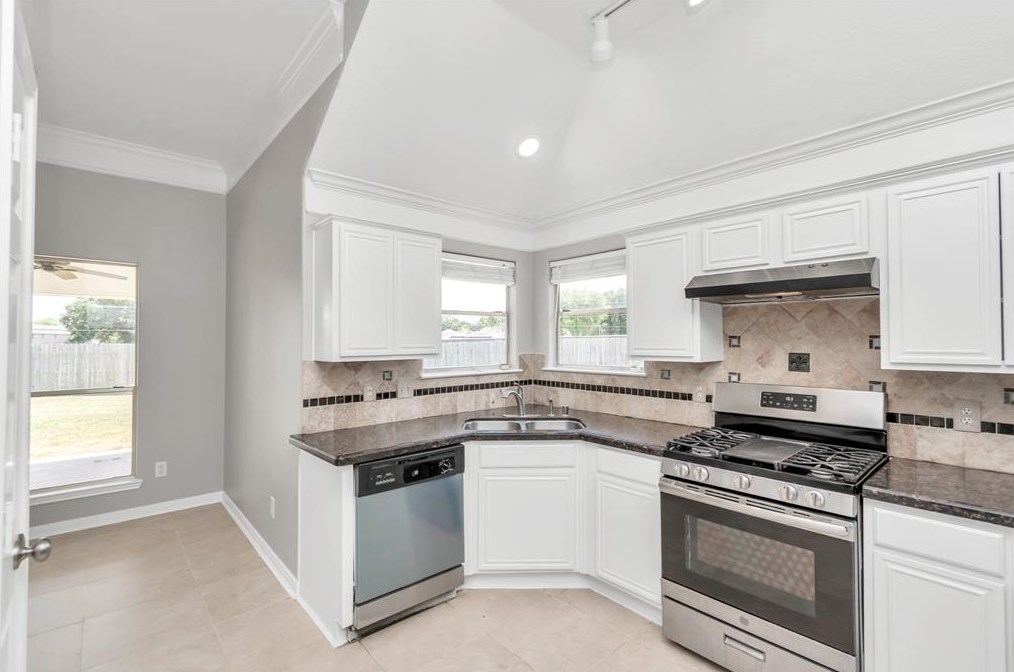 15211 Oak Ter Dr, Houston TX  77082-4026 exterior