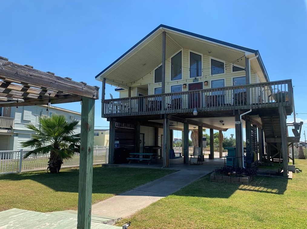 4702 Bayou Ln, Hitchcock, TX 77563
