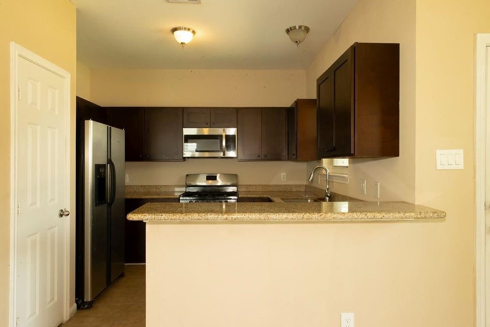 1809 Superior St, Baytown, TX 77520-4357
