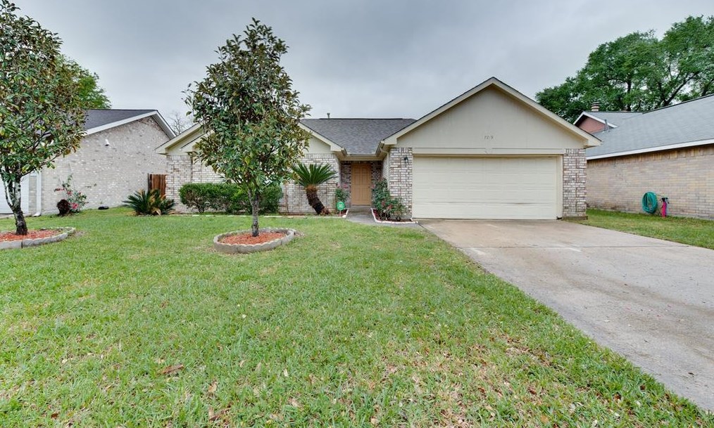 7219 Seton Lake Dr, Houston, TX 77086