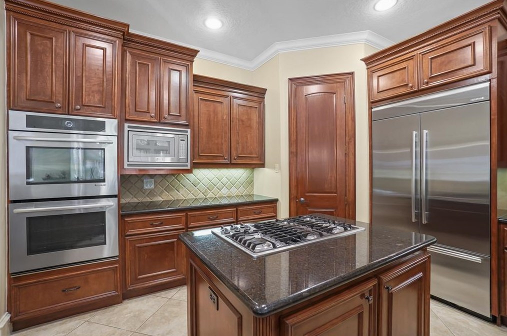 13203 Msn Vly Dr, Houston TX  77069-2520 exterior
