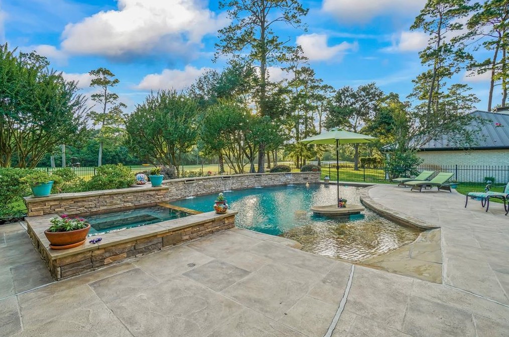13203 Msn Vly Dr, Houston TX  77069-2520 exterior