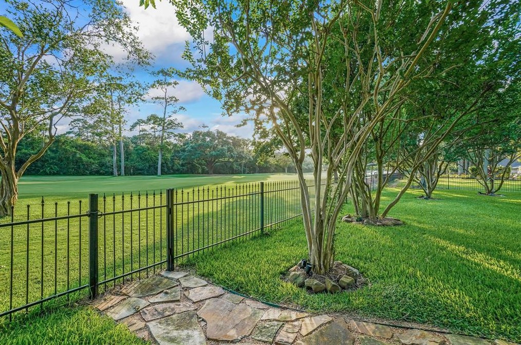 13203 Msn Vly Dr, Houston TX  77069-2520 exterior