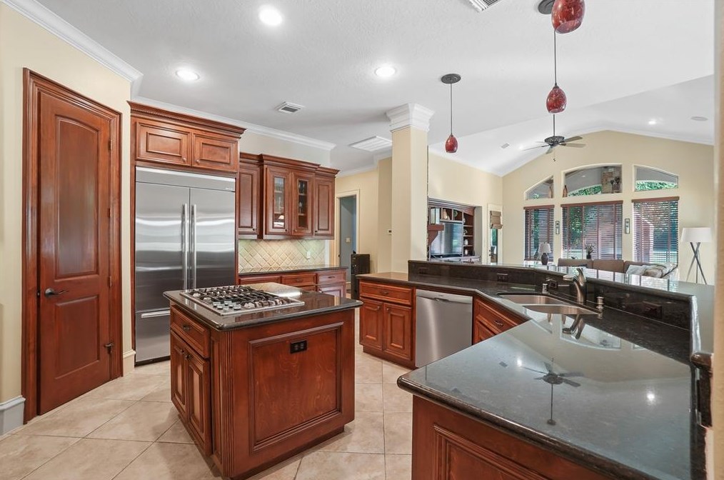13203 Msn Vly Dr, Houston TX  77069-2520 exterior