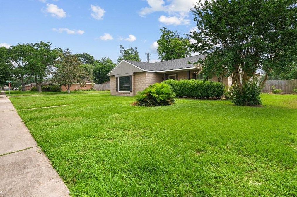 12403 Atwell Dr, Houston TX  77035-5511 exterior