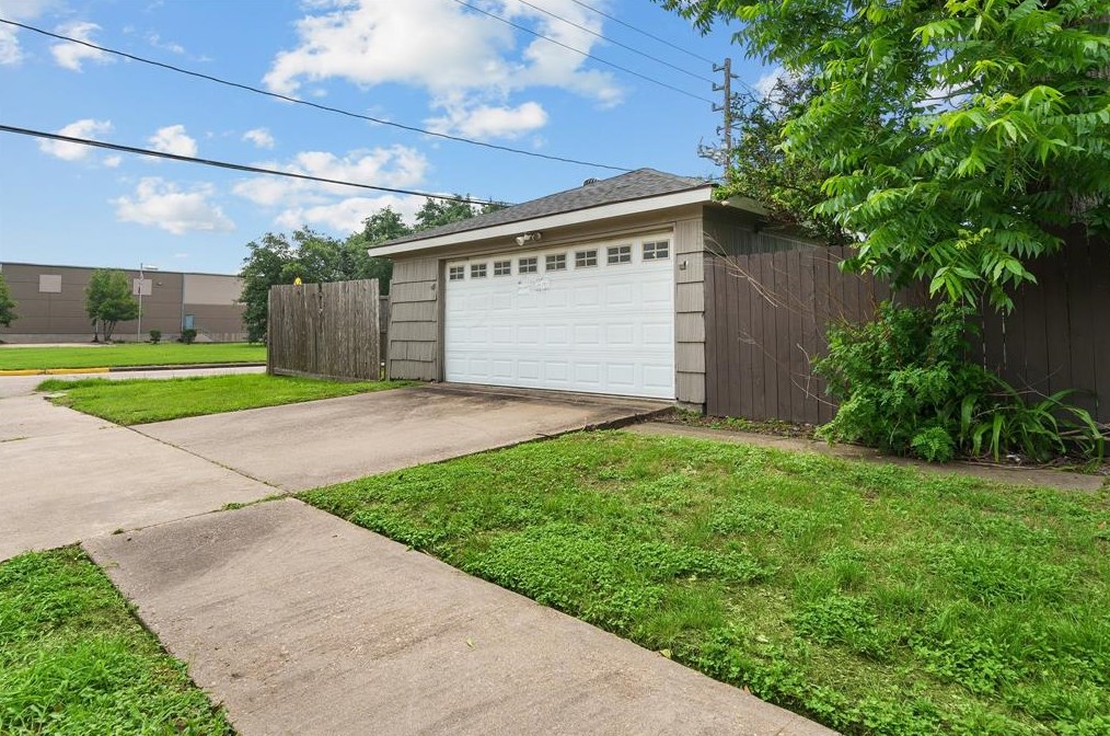 12403 Atwell Dr, Houston TX  77035-5511 exterior
