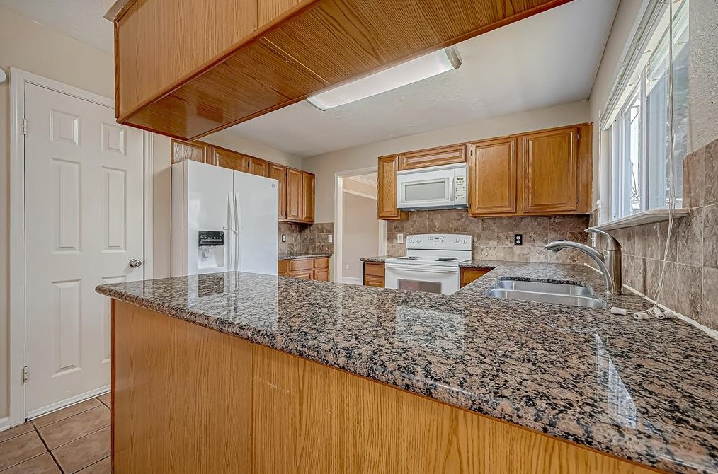 7818 Sunny Rdg Dr, Houston TX  exterior