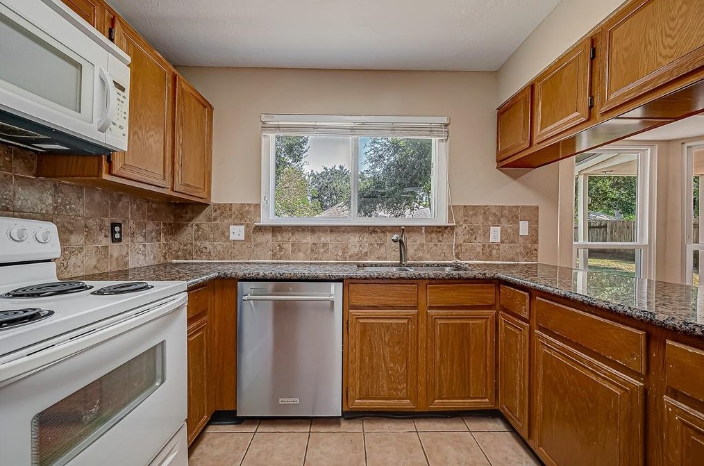 7818 Sunny Rdg Dr, Houston TX  exterior