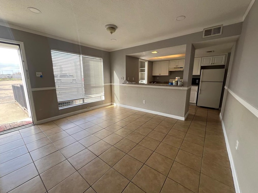 781 Country Place Dr Apt 2075, Houston, TX 77079
