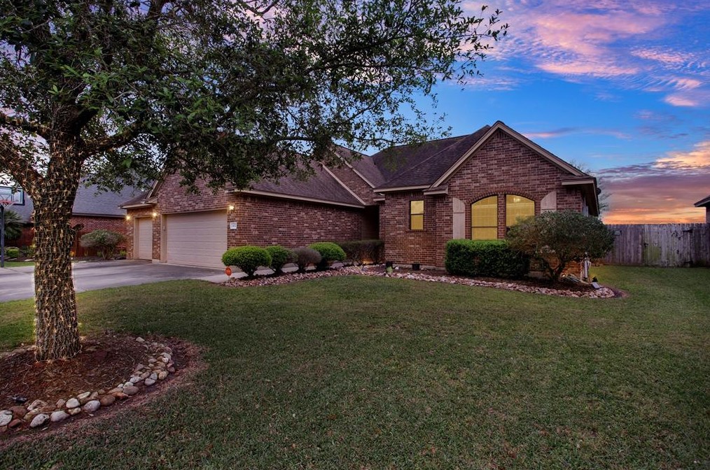 1432 Bluebonnet Ln, Angleton, TX 77515-2941