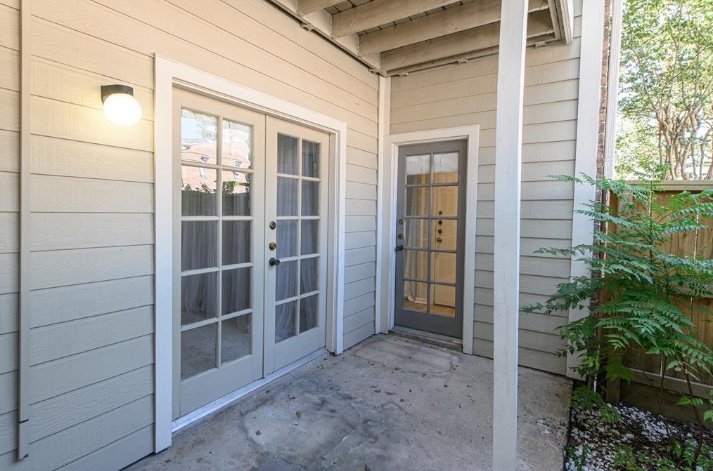2001 Bering Dr, Houston TX  77057-3750 exterior